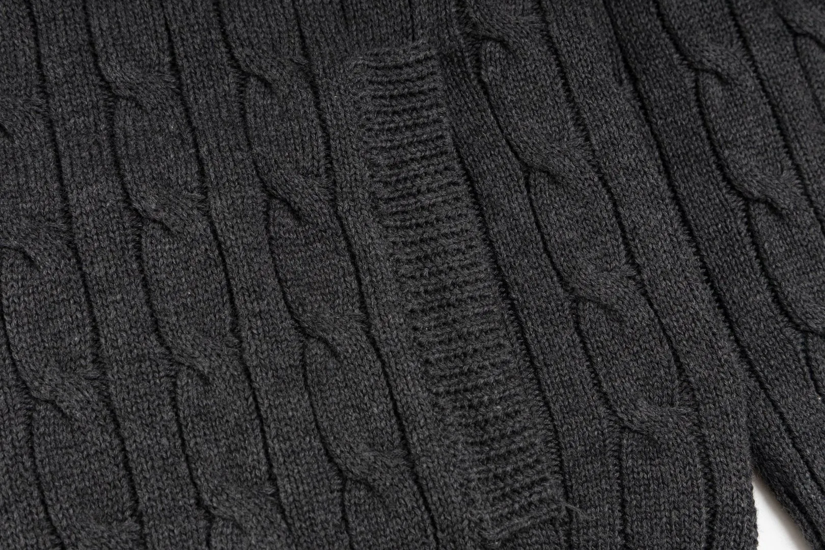 P260 #R98 RALPH LAUREN Ralph Lauren nine-color classic small label embroidery logo full zipper knitted cable cardigan sweater, high-density LOGO embroidery on the chest, original customization of tag accessories. Made of pure cotton yarn, pure cotton is skin-friendly and comfortable, small label war horse embroidered twist zipper cardigan sweater 🐎 high quality, follow the blogger to learn how to wear it! Let’s buy a Ralph Lauren cable sweater. It’s a super hard-to-find series after it became popular. It’s hard to find one on the official website. It’s simple and practical to wear, with a lazy and loose feel. The thickened fabric has more texture, feels soft and delicate, and has a loose fit. Whether worn alone or layered, you can wear different styles of fashion with just one piece!   Size：XS S M L